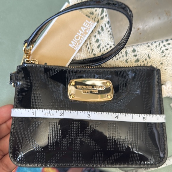 Micheal kors Elegant Black Patent Leather Wristlet - Picture 9 of 10